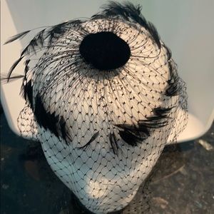 VINTAGE LACE & FEATHERS VELVET CENTER PIECE